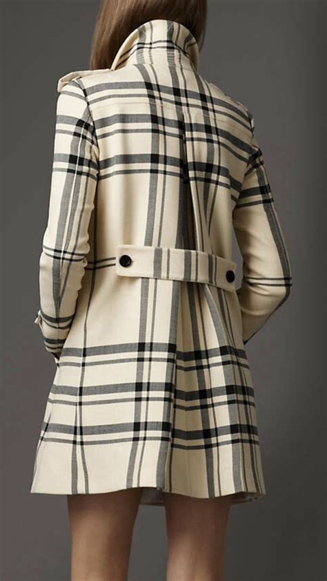 burberry damen mantel bedruckt mit schrift